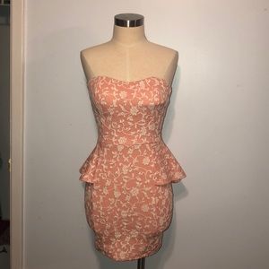 Printed peplum dress in peach